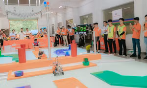 Sôi nổi cuộc thi sinh viên làm robot lính cứu hỏa tại TP. HCM