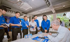 Bạn trẻ TP. HCM giao lưu tác giả sách 'Sống là Cống hiến'