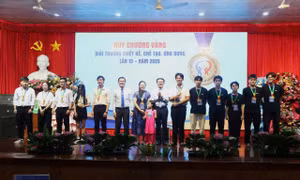 Sinh viên sáng chế máy bay không người lái, cảnh báo dòng chảy xa bờ