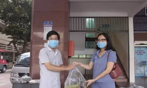 Giảng viên cùng san sẻ những phần nông sản được hỗ trợ trong mùa dịch