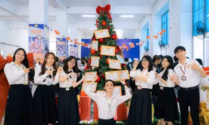 Không gian check-in Noel chuẩn ‘studio’ đầy ấn tượng ở các trường đại học 