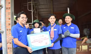 Thành Đoàn TP. HCM thăm, động viên các chiến sĩ tình nguyện ‘Mùa Hè Xanh’ tại Long An