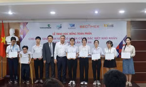 ĐHQG TP. HCM trao 1,2 tỷ đồng học bổng toàn phần cho sinh viên có hoàn cảnh khó khăn