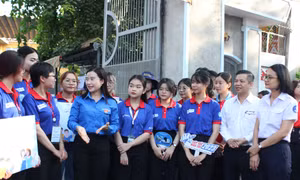 T.Ư Đoàn thăm và tặng quà đội hình 'Tiếp sức mùa thi' tại TP. HCM