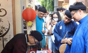 Bạn trẻ thích thú tìm hiểu Việt phục trong Ngày hội ‘Tóc xanh Vạt áo'