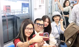 Sinh viên TP. HCM thích thú khi lần đầu trải nghiệm tàu Metro Bến Thành - Suối Tiên