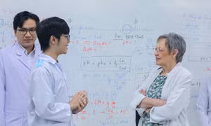 Sinh viên Việt Nam giao lưu với Giáo sư đoạt Giải Nobel Y học năm 2008