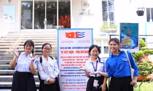 Bạn trẻ hiểu thêm về tình hữu nghị Việt Nam – Cu Ba qua triển lãm tranh áp phích cổ động 'Vì Việt Nam'