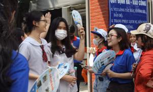 Thấy các bạn sinh viên ‘Tiếp sức mùa thi’, thí sinh và phụ huynh vững tin hơn