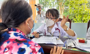 Đoàn Thanh niên trường ĐH Y Dược TP. HCM khám, chữa bệnh cho người dân tại Tiền Giang