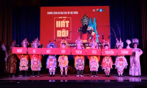 Bạn trẻ thích thú tìm hiểu nghệ thuật hát bội