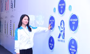 Nữ sinh người Rục Cao Thị Lệ Hằng phấn đấu thực hiện các tiêu chí “Sinh viên 5 tốt”. Ảnh: Xuân Tùng