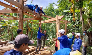 Tuổi trẻ Nam Giang giúp dân vùng biên dựng nhà mới. Ảnh: PV.T 