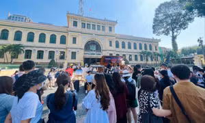 Bạn trẻ tại Trung tâm thành phố ngày cuối tuần