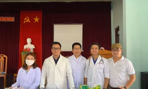TS Nguyễn Phước Vinh (thứ 2, từ trái qua) tham gia chương trình khám bệnh, phát thuốc miễn phí cho người dân