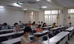 Thí sinh dự thi vào lớp 10 Trường THPT Chuyên Khoa học tự nhiên sáng 15/6. Ảnh: Diệp An