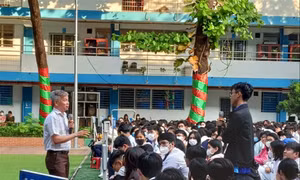 Chuyên gia công nghệ thông tin nói chuyện với học sinh Trường THPT Nguyễn Du về ChatGPT. Ảnh: T.T