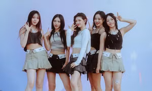 NewJeans "cực cháy" tại lễ hội Lollapalooza ở Mỹ, bất ngờ dính nghi vấn hát nhép