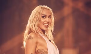 “Flowers” của Miley Cyrus đá xoáy chồng cũ Liam Hemsworth, nhắc cả Jennifer Lawrence?