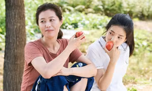 Mùa Vu Lan: Mẹ luôn yêu tôi suốt cả cuộc đời bằng những cách kỳ lạ của riêng bà