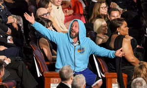 Sự thật về bộ trang phục không giống ai của Adam Sandler tại đêm Oscar 2025