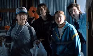 Ấn tượng nhất Stranger Things 4: "Trai đẹp" Steve xứng danh "người trông trẻ của năm"!