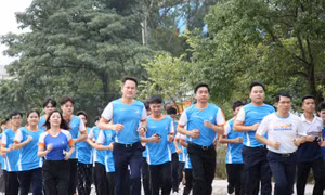 Hưởng ứng những bước chân vì cộng đồng xây nhà văn hóa tặng đồng bào Rơ Măm