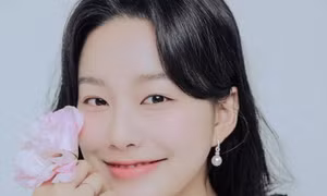 Trên phim chưa hết, Park Yoo Na còn chính thức vào 'nhà đối thủ' của cô bạn thân Moon Ga Young