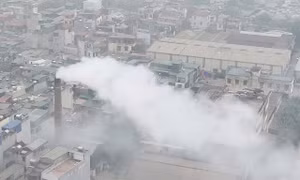 Hà Nội: Nhà máy dệt công nghiệp xả khói, gây ô nhiễm giữa khu dân cư