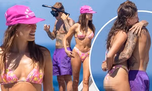 Hailey Biebers thả dáng sexy với bikini bé xíu, ôm ấp ông xã Justin trên du thuyền