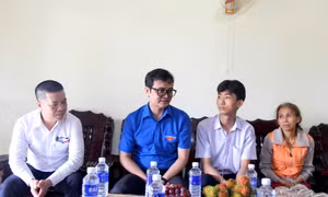 Trao học bổng cho nam sinh nghèo vượt khó vươn lên