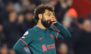 Liverpool thua sốc Brentford, MU hưởng lợi