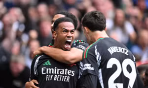 Arsenal vượt khó đánh bại Tottenham 