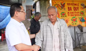 Báo Tiền Phong thăm hỏi gia đình có người bị lũ cuốn trôi ở Bình Định