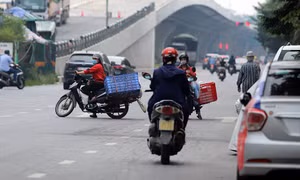 Xe máy nườm nượp đi ngược chiều 'né' chốt kiểm soát khu vực ra vào 'vùng đỏ' của Hà Nội