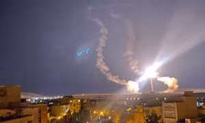 Iran phóng hàng trăm máy bay không người lái và tên lửa vào lãnh thổ Israel