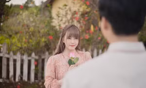Thiều Bảo Trâm trở lại tuổi 18, “bám đuôi” crush từ nhà ra phố trong MV "Love Rosie"