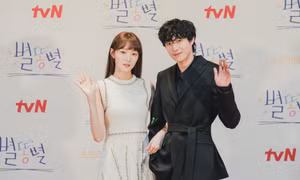 Phim mới của "tiên nữ cử tạ" Lee Sung Kyung, Kim Young Dae bóc mẽ hào quang showbiz Hàn