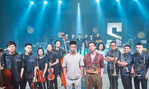 SOOBIN "phá đảo" 12 nhạc cụ và 32 nhạc công trong MV "The Playah" phiên bản mới