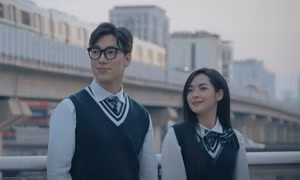 Alan Phạm - Thanh Quỳnh (Người ấy là ai) hóa cặp đôi thanh xuân ngọt ngào trong MV đầu tay