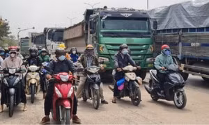 Nhiều phương tiện dừng không đúng làn đường trên Quốc lộ 51