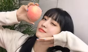Sinh nhật mình nhưng lại tặng quà fan: Momo TWICE khéo léo đánh bật chỉ trích "tông điếc"