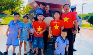 Các cháu bé ở Trường Sa Lớn chơi thả thuyền lá trong bể non bộ