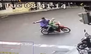 [Video] Nhóm người rượt đuổi, nổ súng bắn nhau trên đường phố như phim hành động