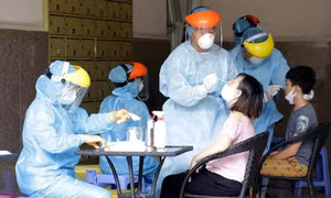 TP.HCM: Xét nghiệm cho thí sinh thi tốt nghiệp THPT, khuyến khích mang kính chắn giọt bắn