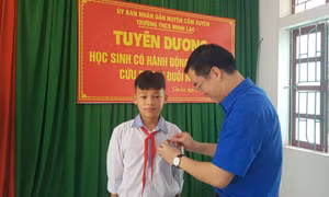 Trao huy hiệu Tuổi trẻ dũng cảm cho nam sinh cứu 2 em nhỏ thoát khỏi đuối nước