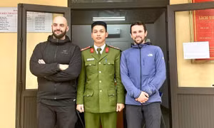 Công an Hà Tĩnh giúp du khách Canada nhận lại giấy tờ đánh rơi