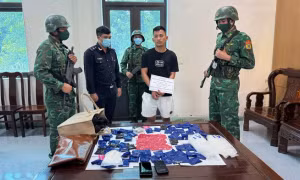 Bắt hai đối tượng xách lô ma tuý ‘khủng’ từ Lào về Việt Nam