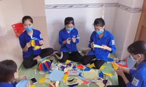 Làm đèn lồng từ ống hút, bán khẩu trang gây quỹ tặng quà Trung thu cho trẻ em nghèo 