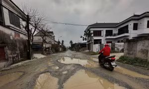 Đường xuống cấp, chi chít “ổ voi" như bẫy người tham gia giao thông